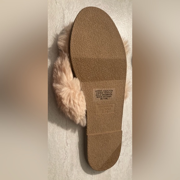 NWT Ann Taylor Factory Faux Fur Beige Slippers 7-8 - Picture 3 of 3